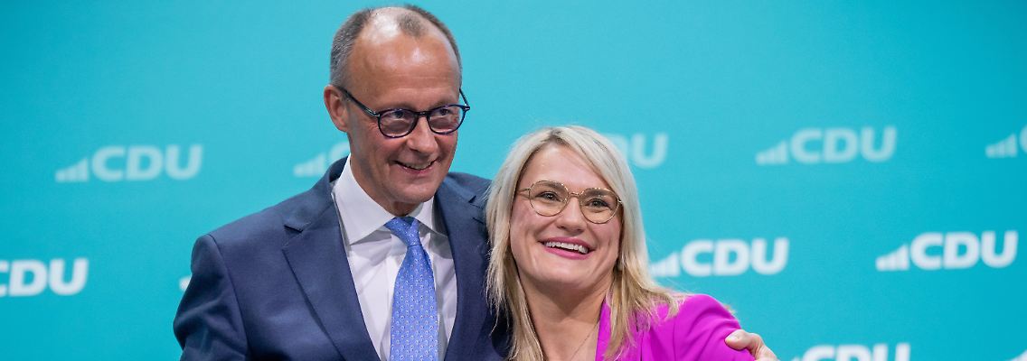 Beim CDU-Parteitag wird Christina Stumpp wieder ins Amt der stellvertretenden Generalsekretärin der Partei gewählt. CDU-Bundesvorsitzender Friedrich Merz gratuliert mit Blumen.