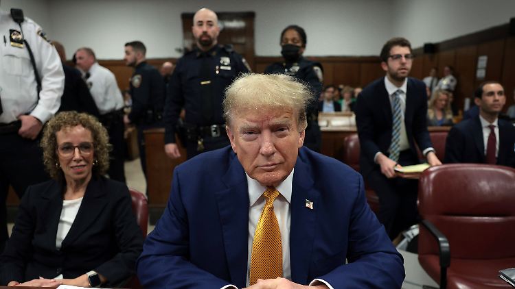 Trump hörte Daniels' Aussage mit gequältem Gesichtsausdruck zu.