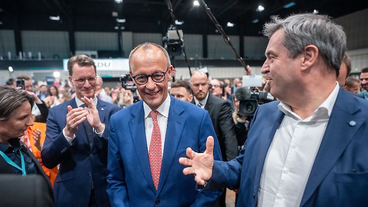 Mit Söder kam ein Hauch von Aschermittwoch in die Parteitagshalle. Das freute auch Merz und Wüst.