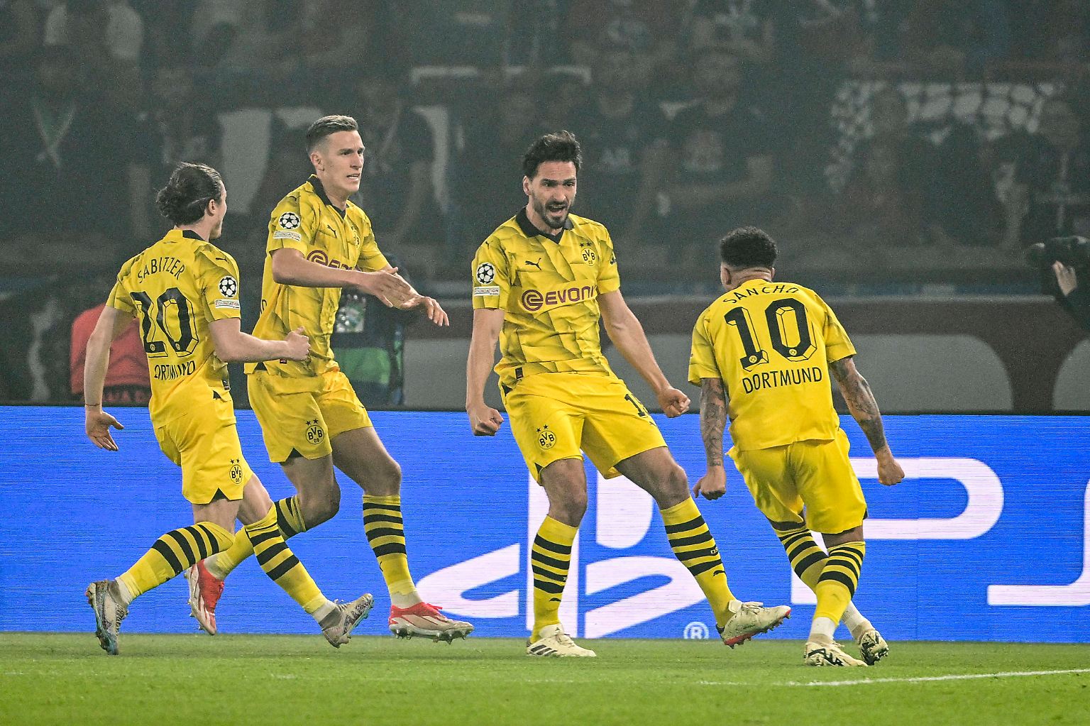 Mats Hummels sprintete in die Kurve, zu den Fans, die das Pfosten-Glück kaum fassen konnten.