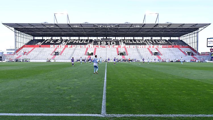 Menschenleer: das Millerntor-Stadion beim Spiel zwischen Osnabrück und Schalke.
