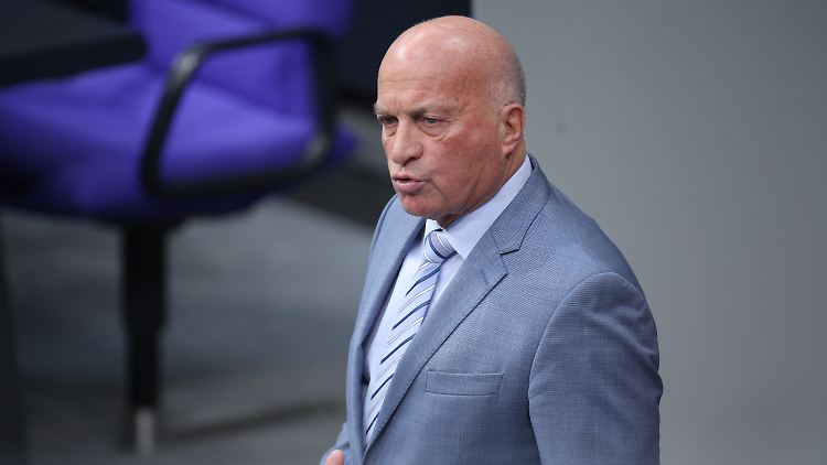 Lucassen war früher Oberst der Bundeswehr. Anders als viele Parteifreunde hält er die USA für einen "verlässlichen Partner" und die NATO-Mitgliedschaft für richtig. 