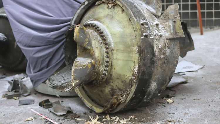 Trümmer einer Rakete, die bei einem Angriff auf Charkiw eingesetzt wurde. Die ukrainischen Behörden haben sie nach eigenen Angaben als Teil einer nordkoreanischen ballistischen Kurzstreckenrakete KN-23 identifiziert.