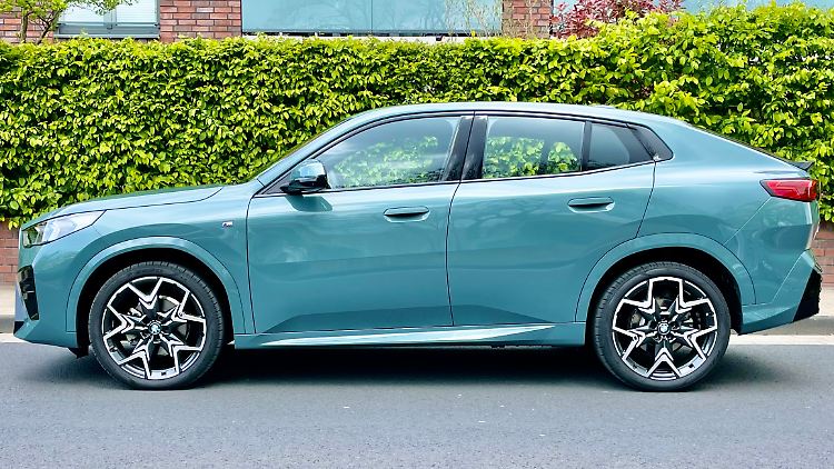 Eine sanft abfallende Dachlinie verleiht dem BMW X2 etwas Coupéhaftes. Allerdings hat der Münchener auch kantig-knackige Elemente.