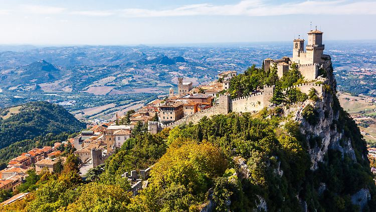 Die Burg Guaita überragt San Marino, die Hauptstadt des gleichnamigen Staates.