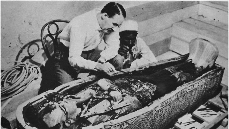 Carter bei der Öffnung des Sarges von Tutanchamun. Die Ausgrabung dauerte ein ganzes Jahrzehnt.