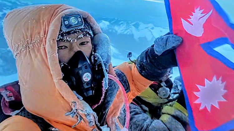 Ngima Gyalzen Sherpa auf dem Gipfel des Mount Everest im Jahr 2019.