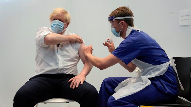 2021-06-03T201544Z_267829939_RC25TN93OKCK_RTRMADP_3_HEALTH-CORONAVIRUS-BRITAIN-JOHNSON-VACCINATION.JPG