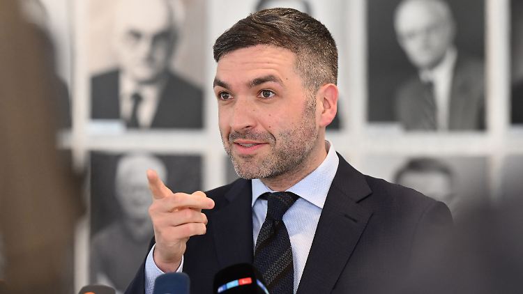 Konstantin Kuhle fragt, welche Juristen denn die Angreifer verurteilen sollten. 