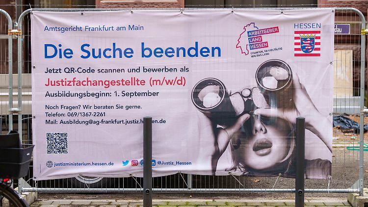 Sinnbildlich: Immer mehr Arbeitgeber müssen schon mit dem Fernglas nach potenziellen Azubis suchen. 