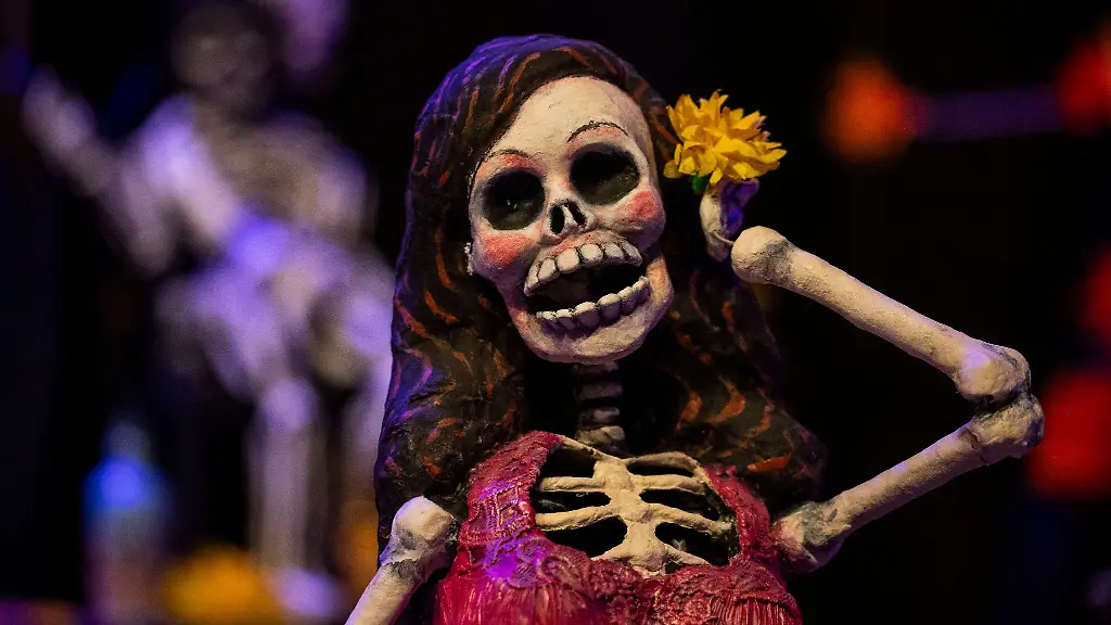 Eine-Skelett-Figur-steht-auf-dem-aufgebauten-Altar-im-Humboldt-Forum