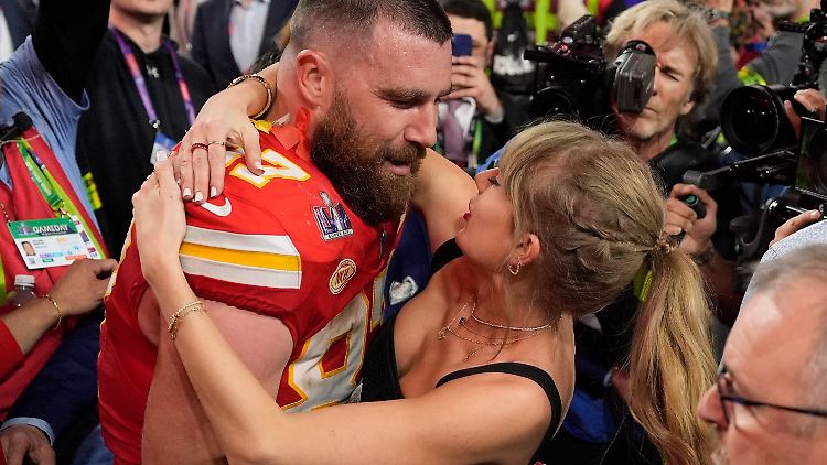 Diese beiden sind mächtig verknallt: Travis Kelce und Taylor Swift.
