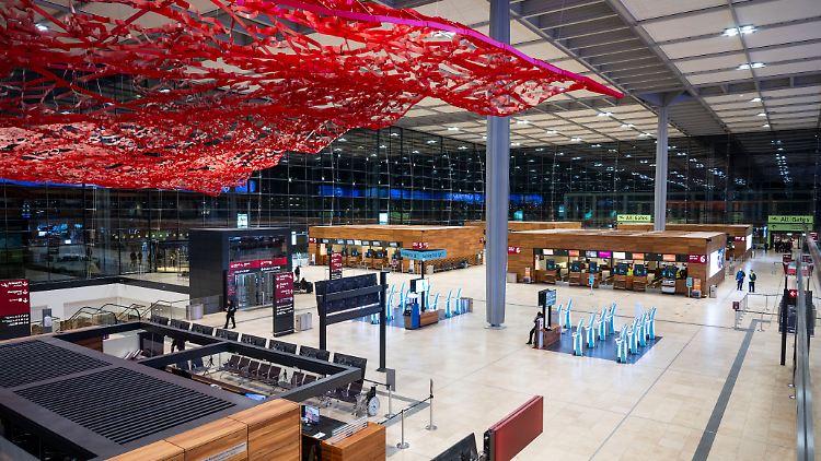 Der Flughafen Berlin-Brandenburg fertigt noch immer weniger Passagiere ab als die Flughäfen Tegel und Schönefeld.
