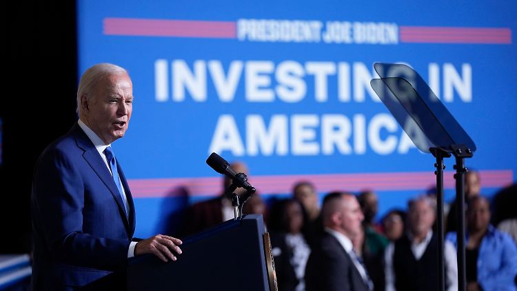 US-Präsident Joe Biden kündigt Investitionen von Microsoft in Wisconsin an - einer der umkämpften Bundesstaaten bei der Präsidentschaftswahl.