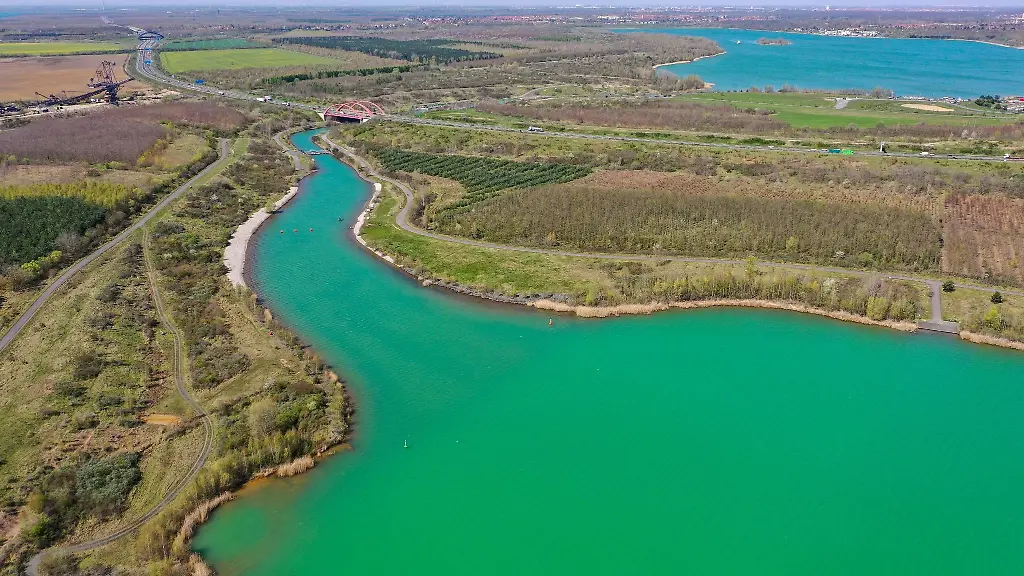 Ein-Wall-sperrt-den-Stoermthaler-Kanal-zwischen-dem-Markkleeberger-oben-und-dem-Stoermthaler-See-ab