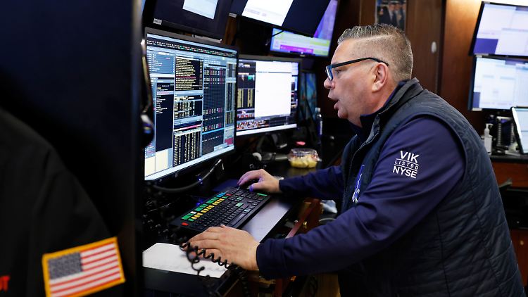Der technologielastige Nasdaq gibt wie schon am Vortag nach, der Dow schließt dagegegen fester.