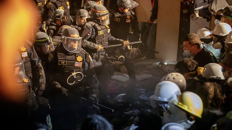 Polizisten und Demonstranten stehen sich an der Universität von Kalifornien gegenüber. Das Protestlager ist inzwischen aufgelöst.