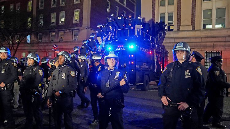 Die New Yorker Polizei stieg durchs Fenster ein und räumte das besetzte Gebäude auf dem Campus der Columbia Universität.