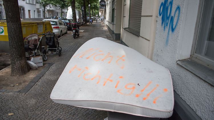 Ohne Sperrmülltermin einfach auf die Straße legen? So sollten Sie Ihre alte Matratze definitiv nicht entsorgen.