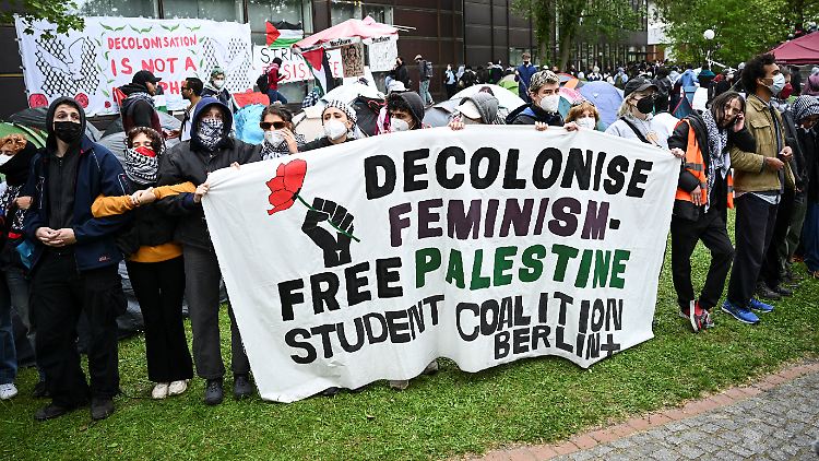 Pro-Palästina-Demonstranten an der FU stellen die Ereignisse in Nahost in einen größeren Zusammenhang.