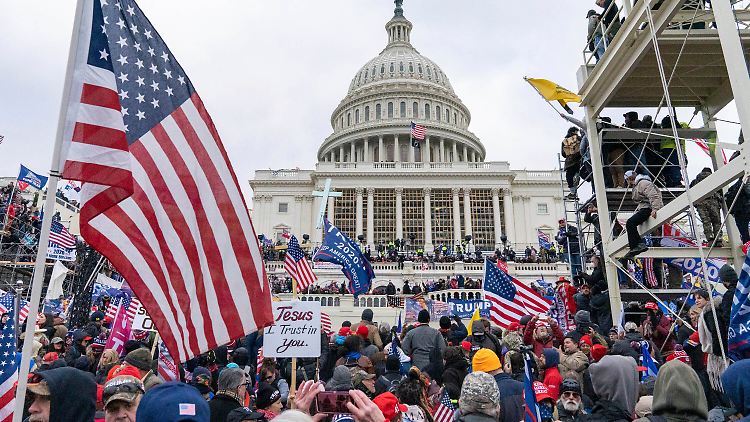 Mit Blick auf die Neuauflage des Rennens zwischen Biden und Trump gibt es Befürchtungen, dass erneut Chaos und Gewalt wie am 6. Januar 2021 ausbrechen könnten. 