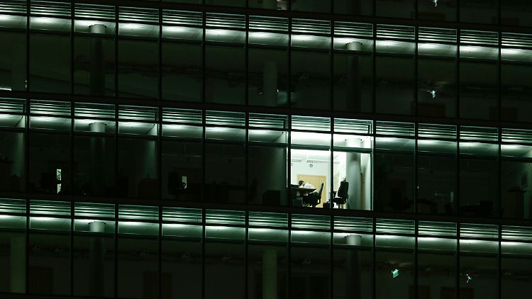 Pro Arbeitnehmer fielen 2023 im Schnitt 31,6 Überstunden an, davon 13,2 bezahlt und 18,4 unbezahlt. 