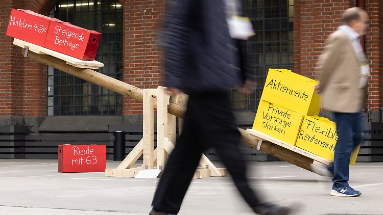 Eine "Renten"-Wippe beim Bundesparteitag der FDP in Berlin Ende April.