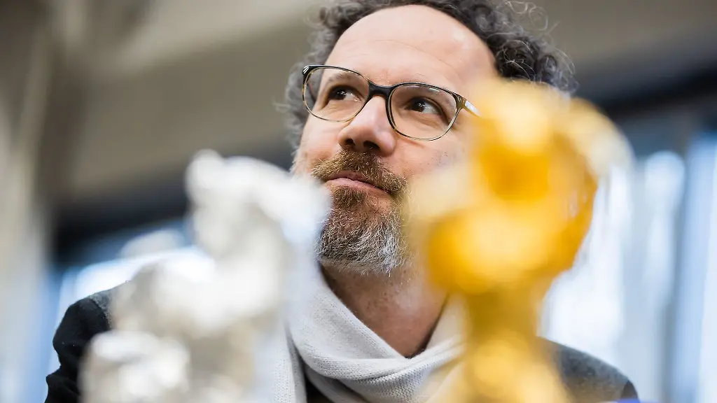 Carlo-Chatrian-kuenstlerischer-Direktor-der-Berlinale-schaut-sich-Berlinale-Baeren-an