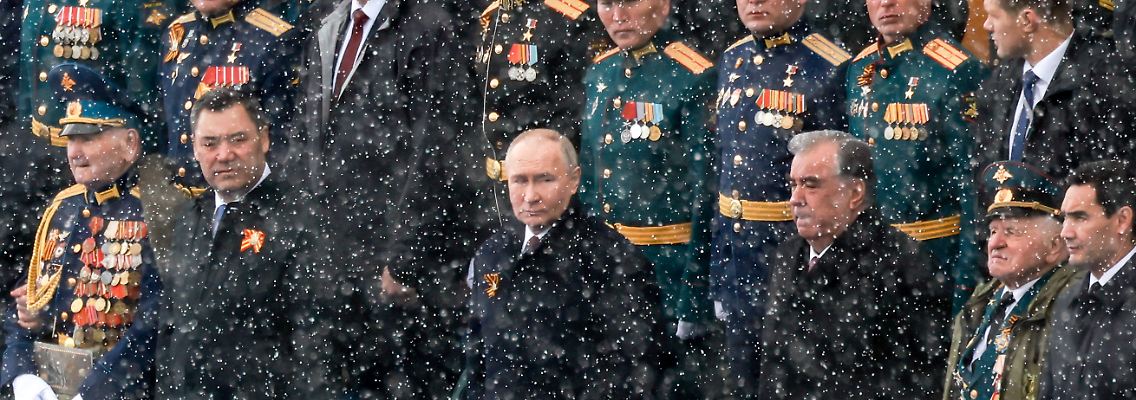 Während Putin dem Westen eine "Verhöhnung der Geschichte" vorwirft, bezeichnet er selbst die ukrainische Führung und ihre Unterstützer als "Nachahmer der Nazis".