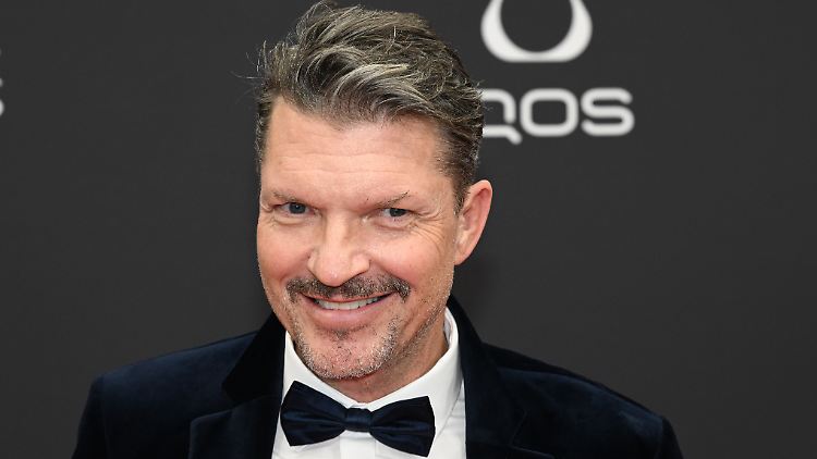 RTL beschreibt Krügers neue Rolle als  "gebildeten, selbstbewussten Sunny-Man und gut aussehenden Frauenschwarm, der Menschen in seinen Bann ziehen kann".