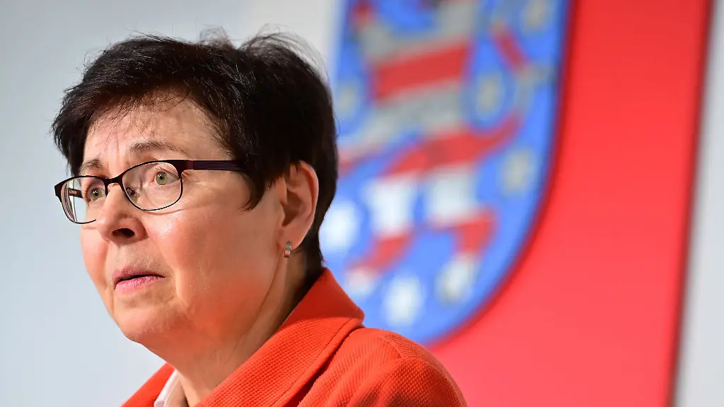 Heike-Taubert-SPD-Finanzministerin-von-Thueringen-spricht-waehrend-einer-Pressekonferenz-im-Thueringer-Landtag