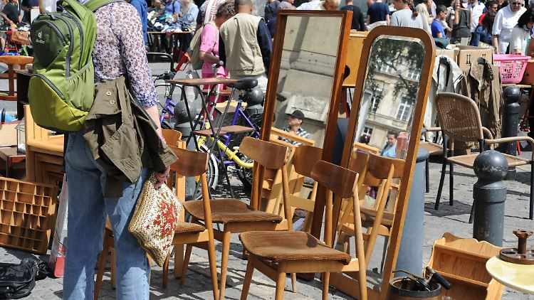 Der Vorteil auf dem Flohmarkt: Sie können sich das Möbelstück direkt ansehen - und oft auch den Preis verhandeln.