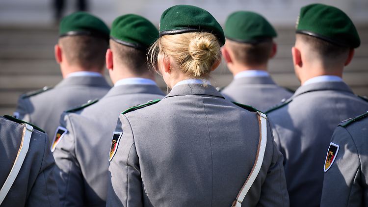 Aktuell liegt der Frauenanteil in der Bundeswehr bei nur 13 Prozent - deutlich unter dem gesetzlich festgelegten Ziel.