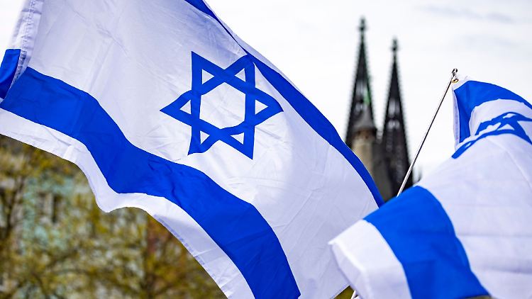 Israelische Flaggen wehen.