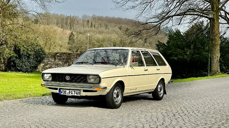 Das Museumsstück aus dem Hause Volkswagen befindet sich im Topzustand. Der cremefarbene Lack steht dem Wolfsburger ausgezeichnet.