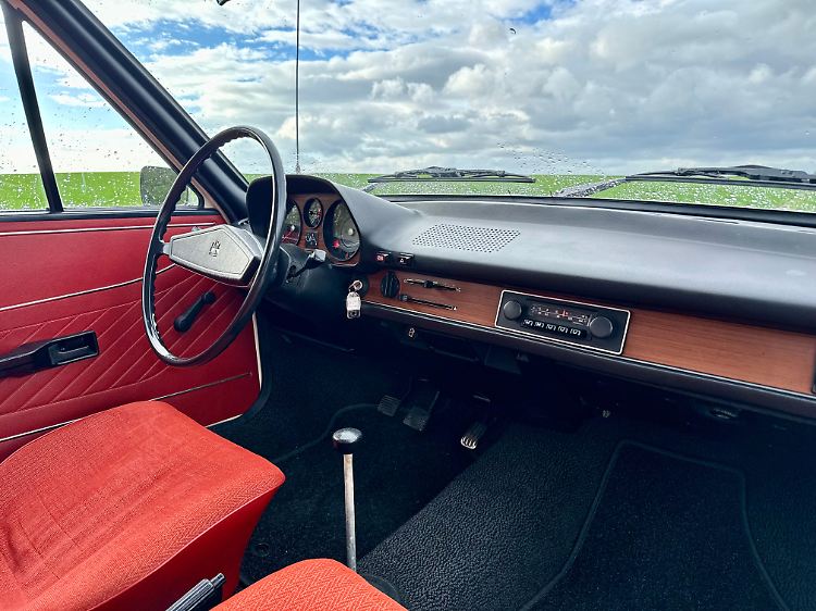 Ein bisschen Holzimitat und das analoge Radio waren vor 50 Jahren Garant für ein bisschen automobiles Glück.