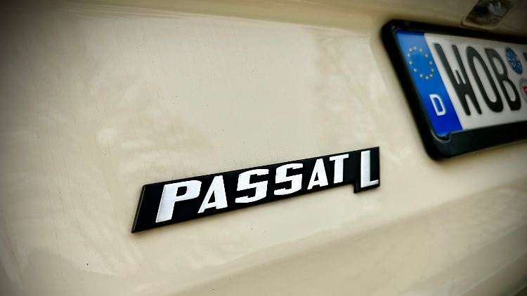 Der Passat "L" galt damals als luxuriös. In diesem Fall gab es Dinge wie Uhr, Tageskilometerzähler und Zigarettenanzünder. Kostenpunkt: etwa 500 D-Mark.