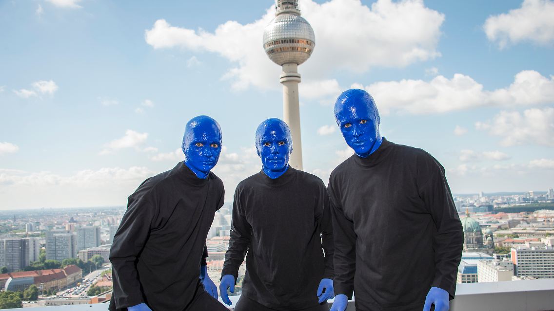 Die blaue Farbe ist Fettschminke, damit sie nicht trocknet und der "Wet-Look" während der Show erhalten bleibt.
