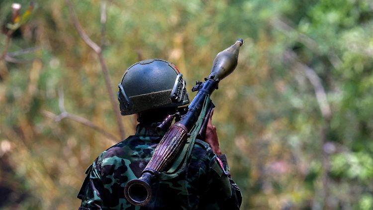 Ein Kämpfer der Karen National Liberation Army. Die Gruppe bekämpft das myanmarische Militär.