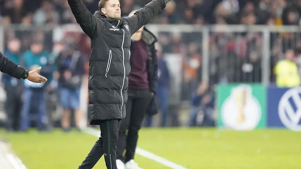 St-Paulis-Trainer-Fabian-Huerzeler-jubelt-nach-dem-Schlusspfiff