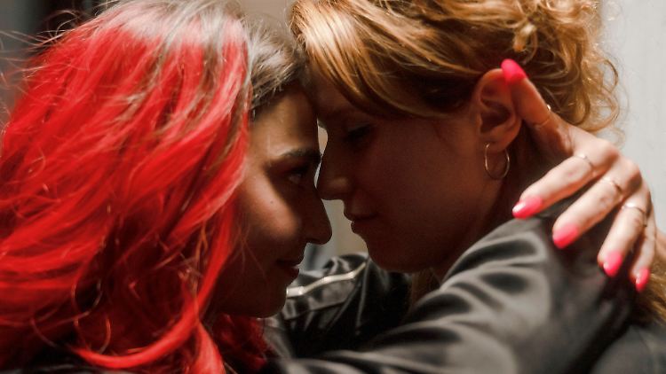 Aalishas (l.) Leben nimmt ein tragisches Ende. Könnte ihre Mitbewohnerin Leonie etwas mit ihrem Tod zu tun haben?