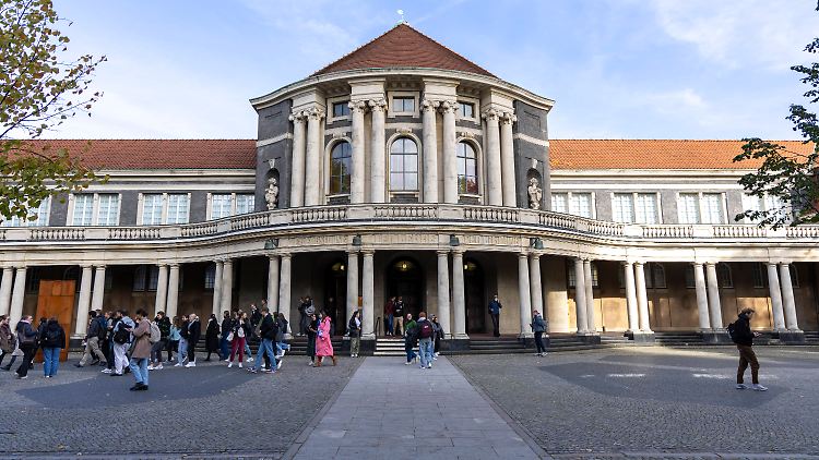 "Wir sind zutiefst erschüttert und verurteilen diese antisemitische Gewalttat aufs Schärfste", hieß es seitens der Unileitung.