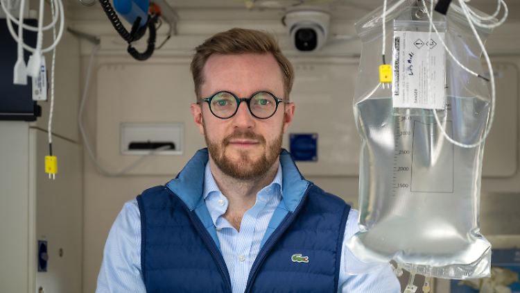 Der Mediziner Emil Kendziorra in einem für Kryonik umgebauten Krankenwagen.