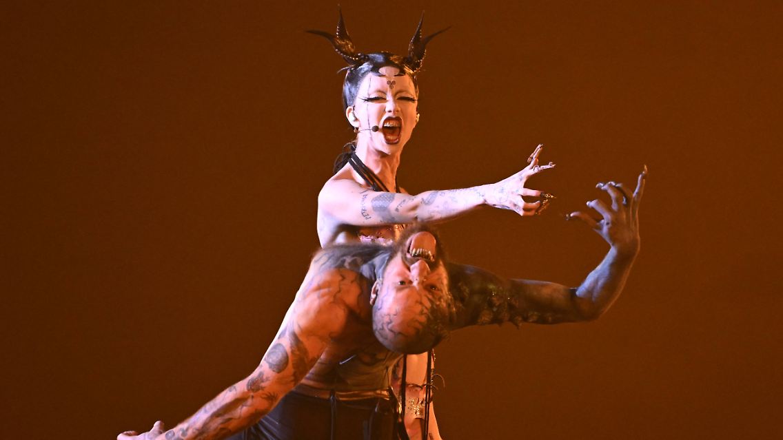 In Sachen Kreativität, Performance und Gruselfaktor macht dagegen niemand dem irischen Act Bambie Thug etwas vor. Mit "Doomsday Blue" bekommt das Publikum eine der ungewöhnlichsten Shows geboten, die es in den vergangenen Jahren beim ESC zu sehen gab.