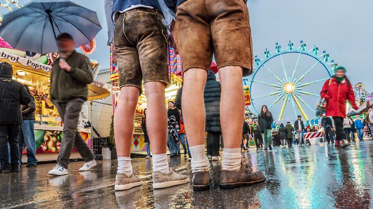 Besucher beim Münchner Frühlingsfest.