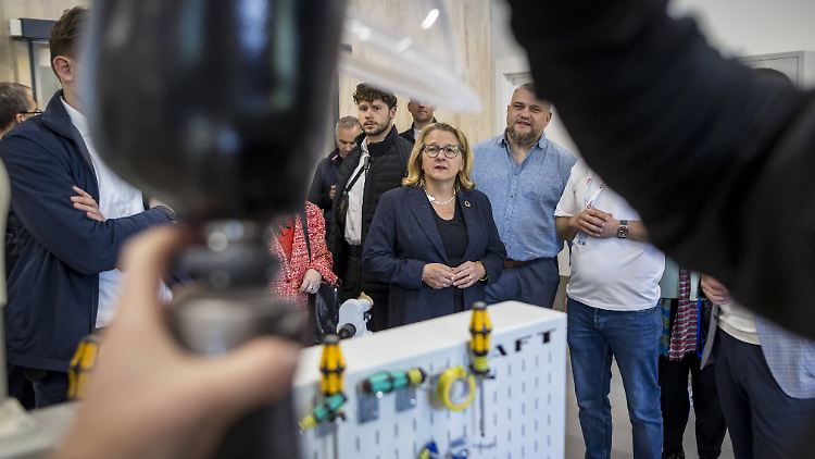 Schulze besucht die neu eröffnete Werkstatt für Prothesen in Lwiw.