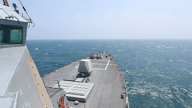 Die USS Halsey bei der Durchfahrt durch die Straße von Taiwan.