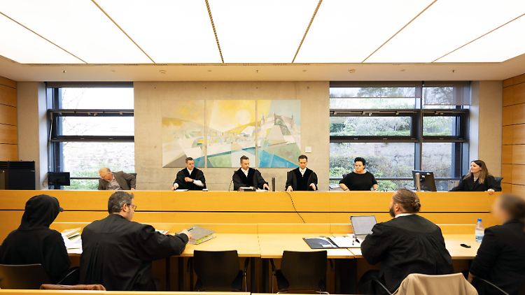 Die von der Kammer als "konfliktscheu" beschriebene Gruppenleiterin habe sich mitschuldig gemacht, da sie von den Taten ihrer Kollegin gewusst und diese aktiv vertuscht habe.