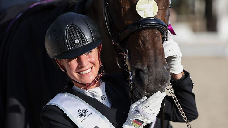Die deutsche Dressurreiterin Jessica von Bredow-Werndl übernachtet mit dem Team bei den Olympischen Spielen in einer ungewöhnlichen Unterkunft.
