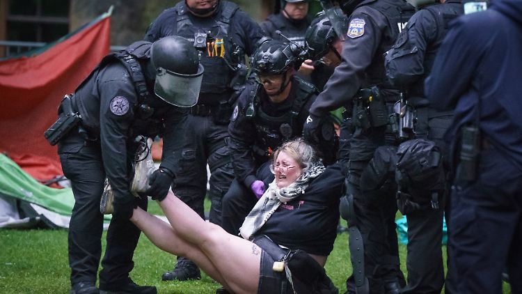 Die Polizei entfernt eine Demonstrantin auf dem Campus der University of Pennsylvania.